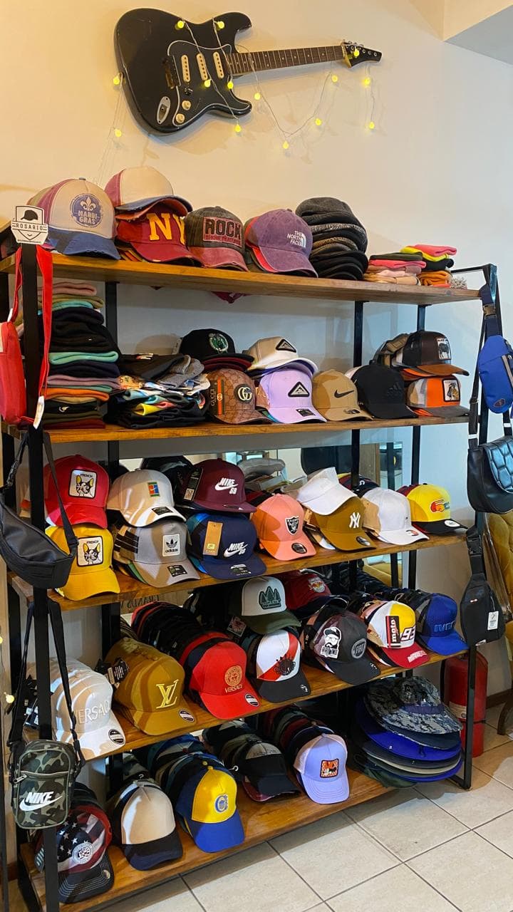 Estanteria con gorras